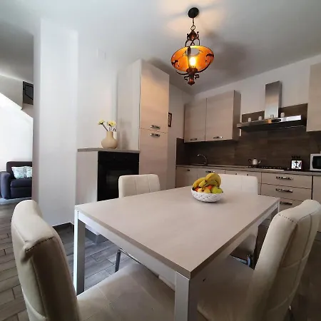 펜션 Delphina's House 레체노